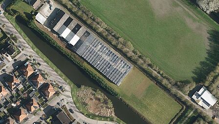 Luchtfoto voor het plangebied Oosterwijzend waar de woningen worden gebouwd.
